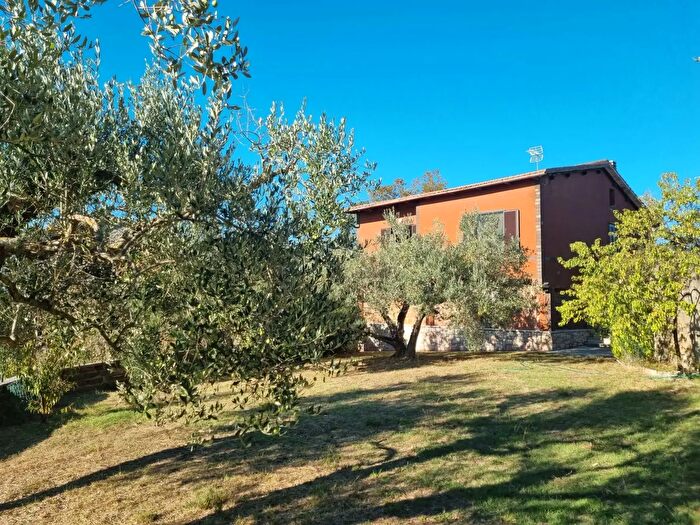 Casa con 8 locali in vendita in Collazzone