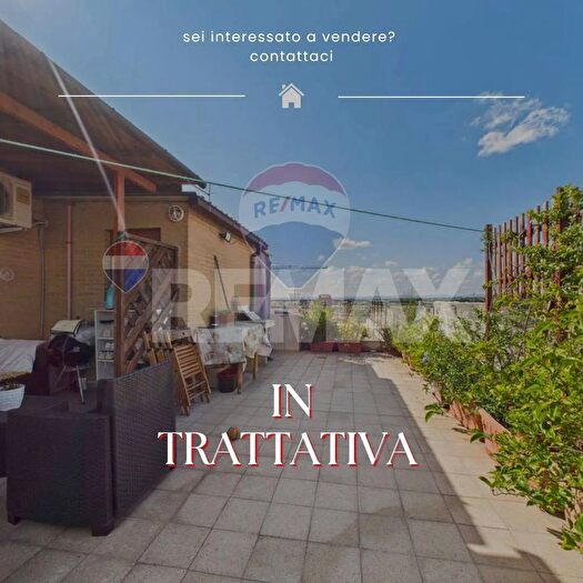 Appartamento trilocale in vendita in Via Oggiono, Roma