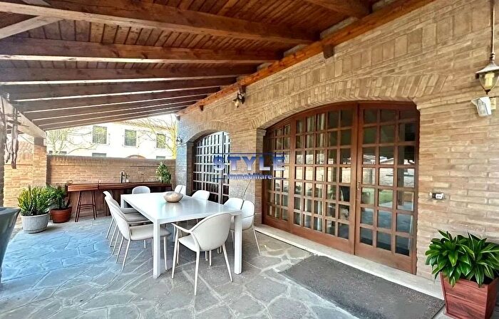 Casa con 10 locali in vendita in Fosso