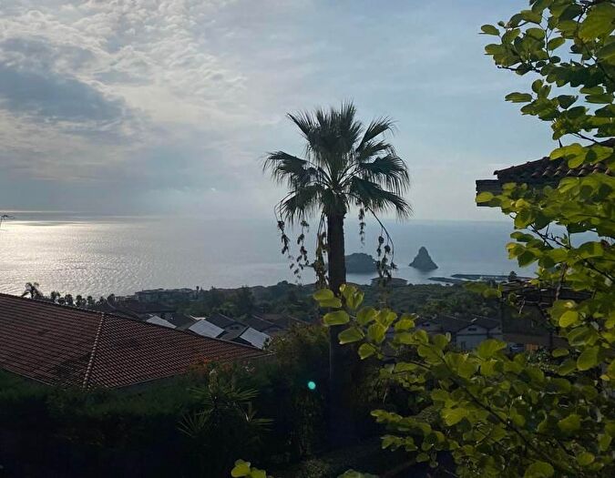 Appartamento quadrilocale in vendita in Via Principi Riggio, Aci Catena