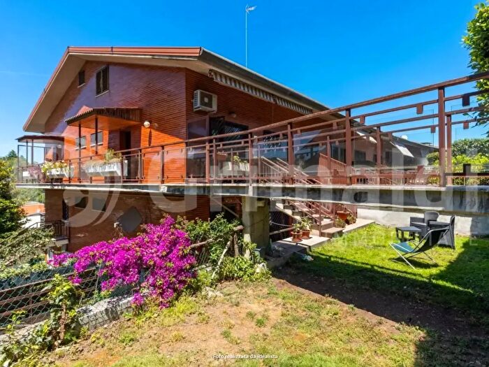 Appartamento trilocale in vendita in Via Mar della Cina, Roma