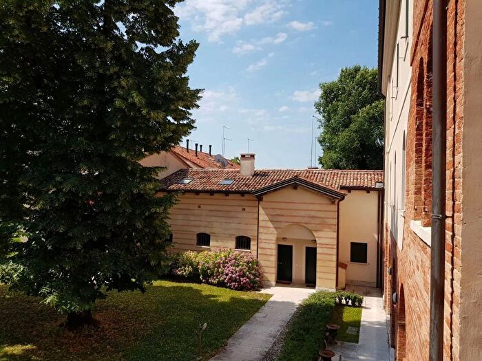 Appartamento con 6 locali in affitto in Via Enrico Toti, Paese