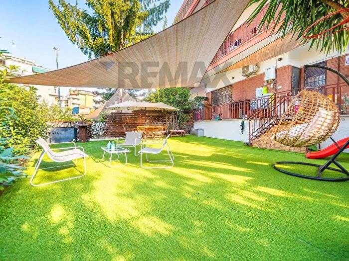 Appartamento trilocale in vendita in Via Savignone, Roma