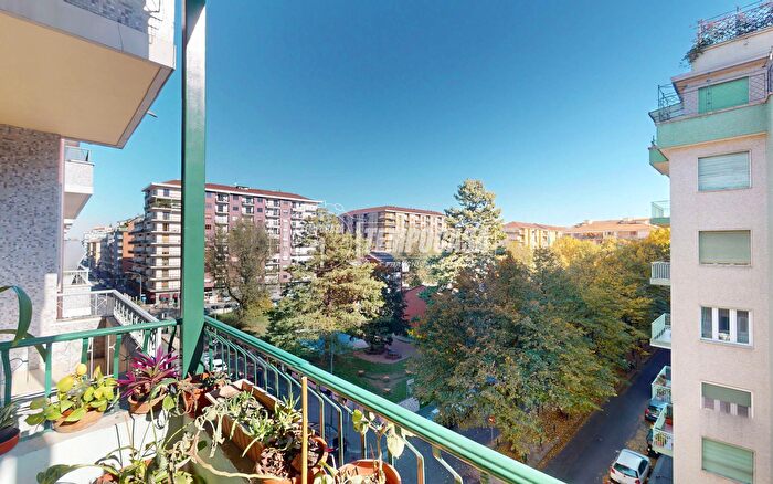 Appartamento quadrilocale in vendita in Via Tripoli, Torino