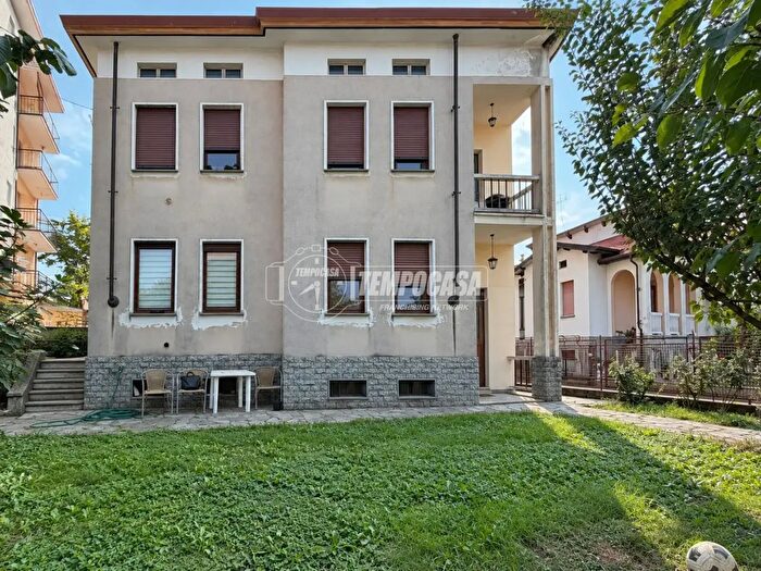 Appartamento con 5 locali in vendita in Via Barazze, Cossato
