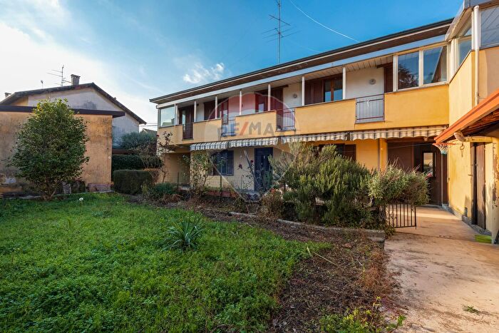 Casa con 7 locali in vendita in Via G Crosti, Cairate