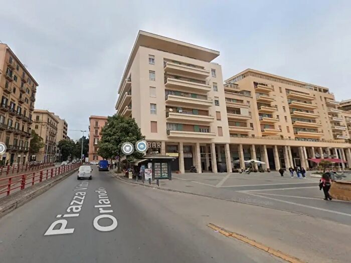 Appartamento trilocale in vendita in Piazza Vittorio Emanuele Orlando, Palermo