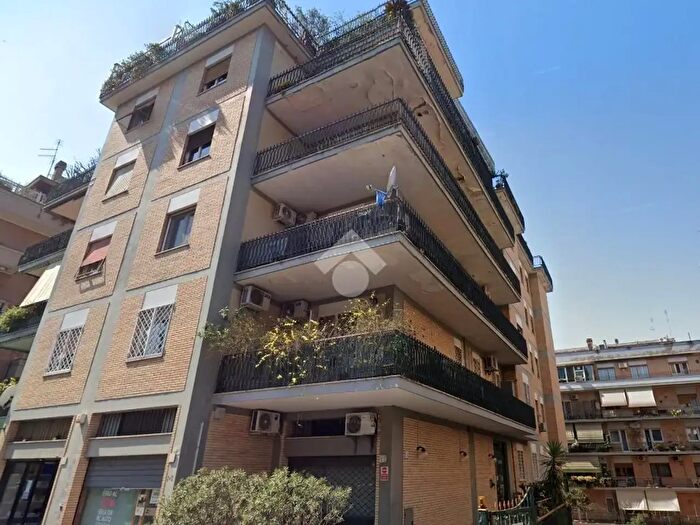 Appartamento trilocale in affitto in Via Federico De Roberto, Roma