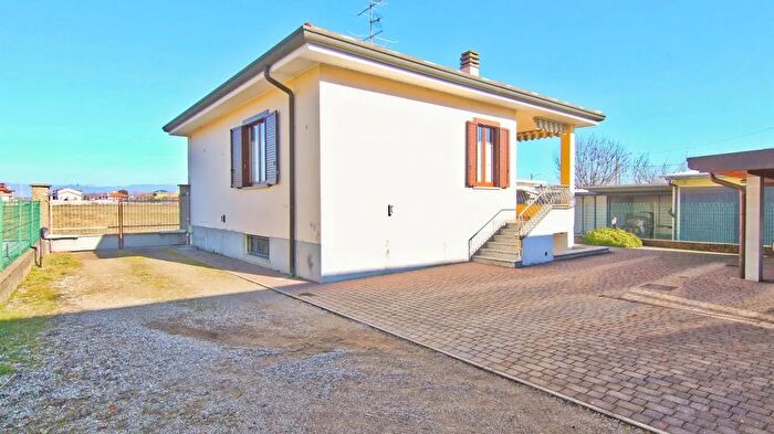 Casa trilocale in vendita in Misinto, Misinto