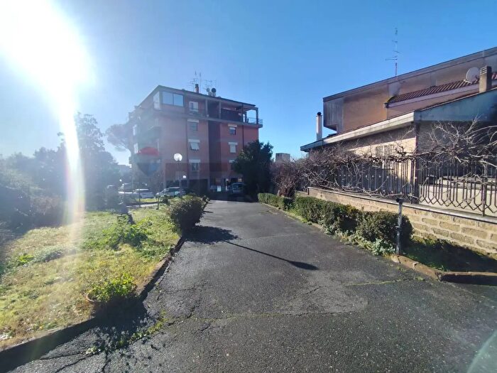 Appartamento trilocale in vendita in Via Pasquale II, Roma