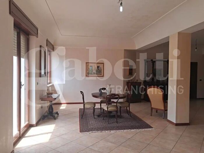 Appartamento con 8 locali in vendita in Via Cesare Battisti, Brindisi