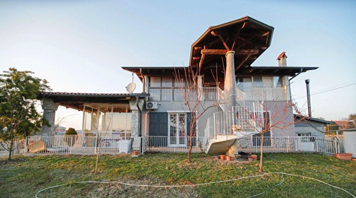 Casa con 8 locali in vendita in Via Ruggero Leoncavallo, Bosconero