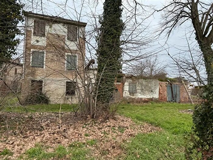 Casa con 8 locali in vendita in Strada Inghiaiata, Fontevivo