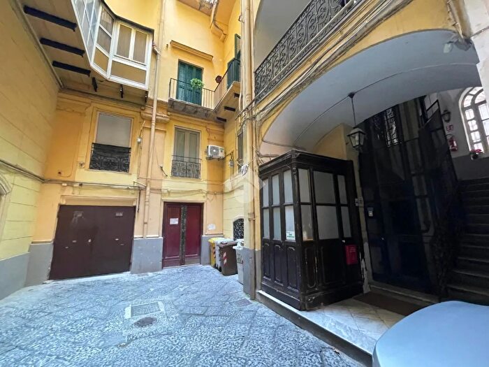 Appartamento con 5 locali in vendita in Via dei Carrozzieri a Monteoliveto, Napoli