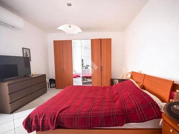 Casa quadrilocale in vendita in Via Montalese, Prato