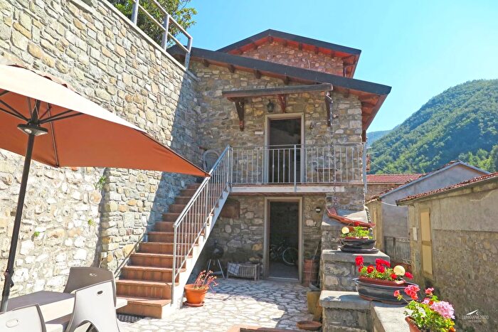 Casa con 6 locali in vendita in Casola In Lunigiana