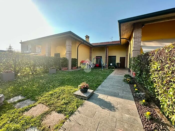 Casa quadrilocale in vendita in Via Roma, Ghisalba