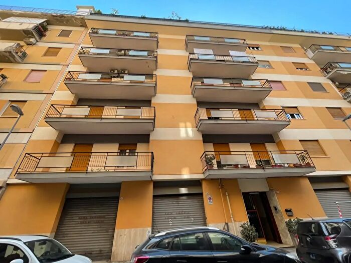 Appartamento trilocale in affitto in Via Raimondo Franchetti, Palermo