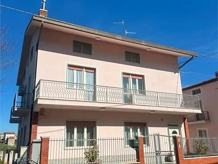 Casa con 11 locali in vendita in Via Don Minzoni, Tornareccio