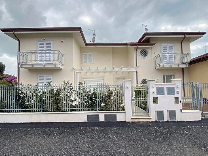 Casa con 8 locali in vendita in Pietrasanta