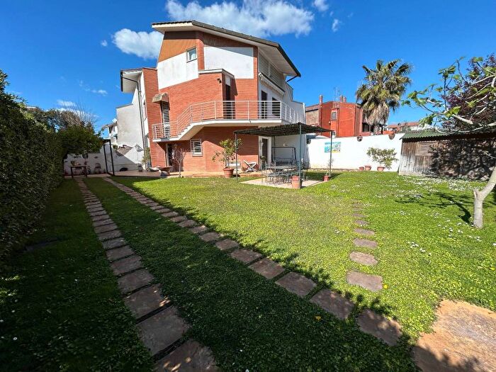 Casa con 6 locali in affitto in Via Riccione, Fregene, Fiumicino