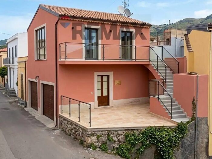 Casa trilocale in vendita in Via Canale Torto, Acireale