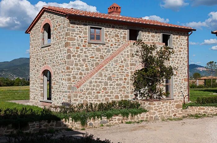 Casa trilocale in vendita in Via Nazionale, Cortona