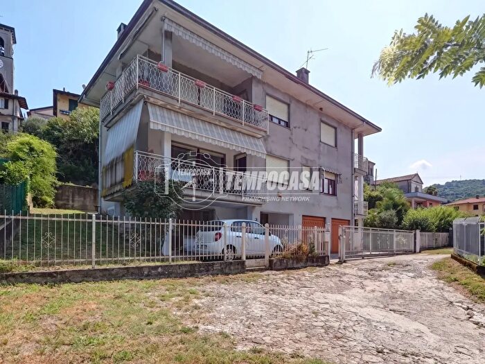 Casa con 6 locali in vendita in Via Copelli a, Luino