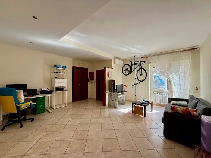 Appartamento trilocale in vendita in Via Genzano, Roma