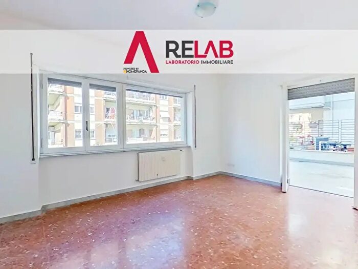 Appartamento trilocale in vendita in Via delle Baleniere B, Roma