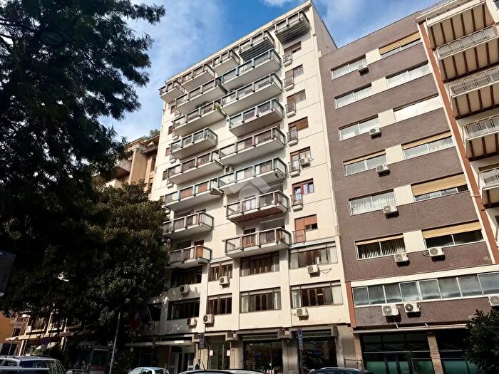 Appartamento con 6 locali in affitto in Via Emanuele Notarbartolo, Palermo