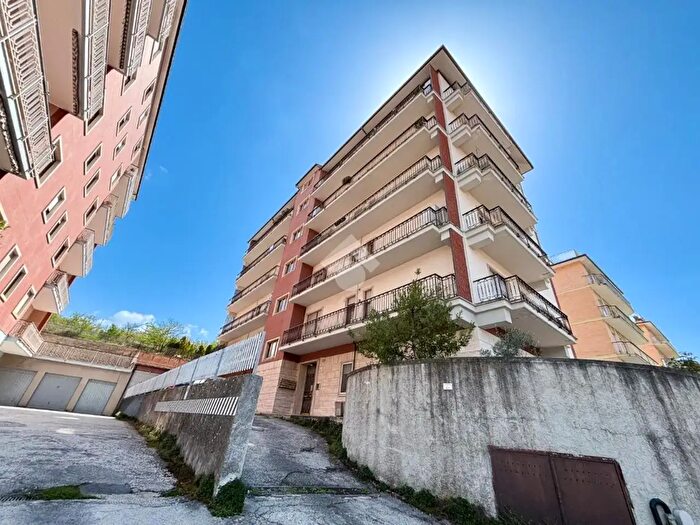 Appartamento quadrilocale in vendita in Via Penne, L'Aquila