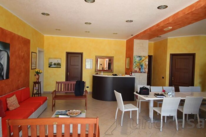 Casa con 11 locali in vendita in Noto