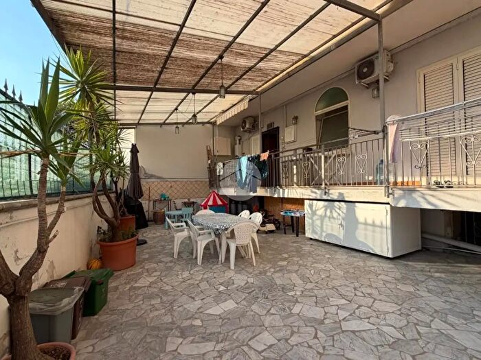 Appartamento trilocale in vendita in Via Nicolo' Paganini, Napoli