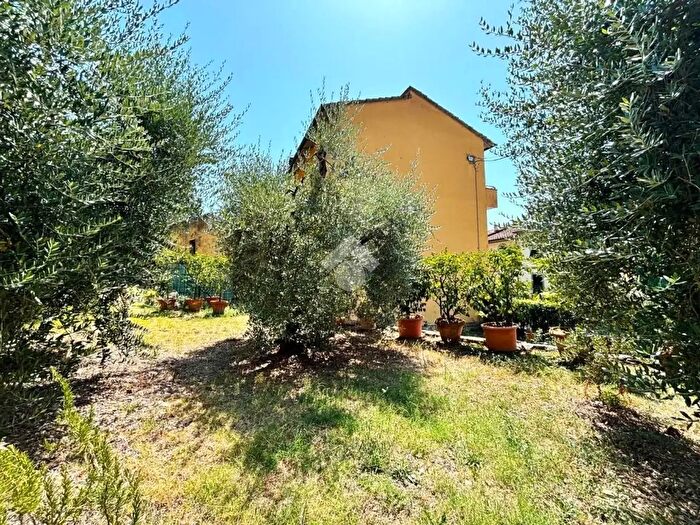 Casa con 6 locali in vendita in Via Corrado Corti, Capraia E Limite