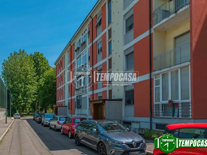 Appartamento trilocale in vendita in Via Val Lagarina, Milano