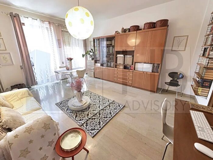 Appartamento trilocale in vendita in Via Emilio De Marchi, Milano