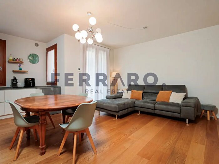 Appartamento quadrilocale in vendita in Via Nascimben, Treviso