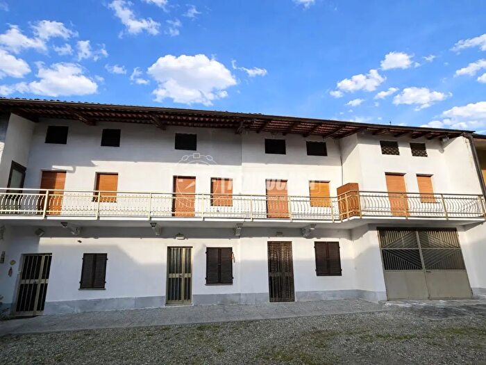 Appartamento con 8 locali in vendita in Piazza Giuseppe Ponzetto, Orio Canavese