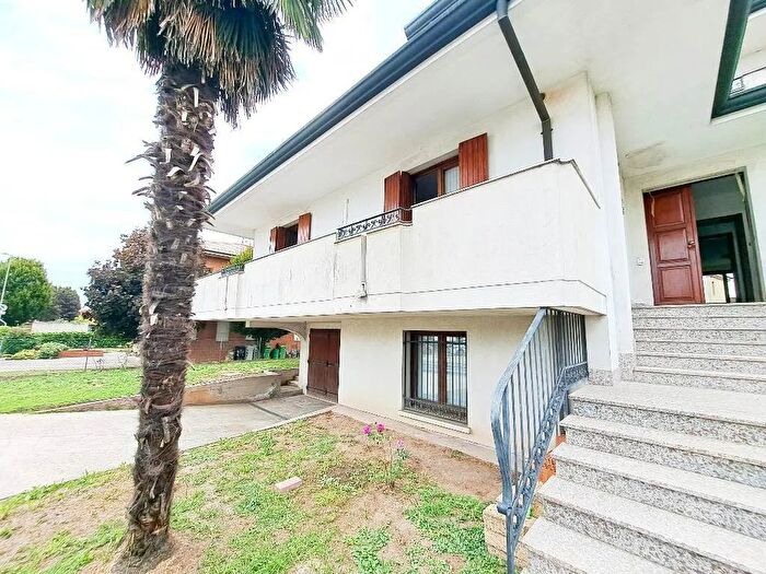 Casa con 15 locali in vendita in Costa Di Rovigo