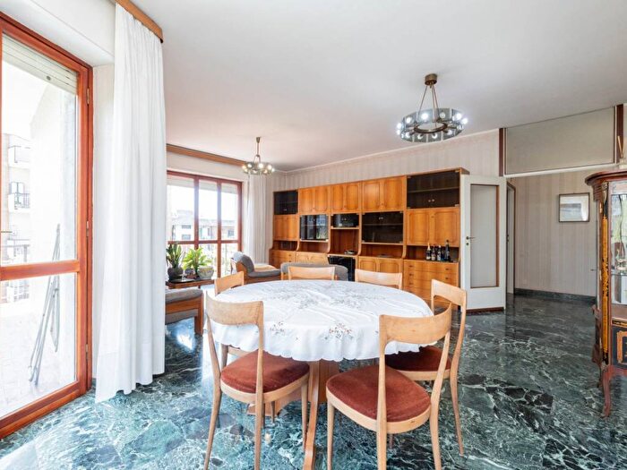Appartamento trilocale in affitto in Viale Famagosta, Famagosta, Milano