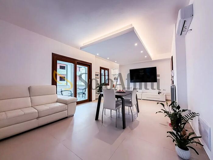 Appartamento con 8 locali in affitto in Via Marmilla, Olbia