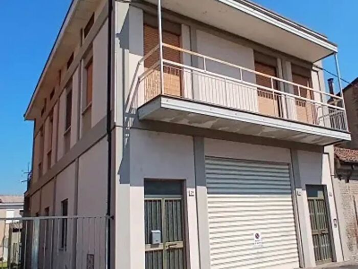 Appartamento quadrilocale in vendita in Via Emilia, Broni