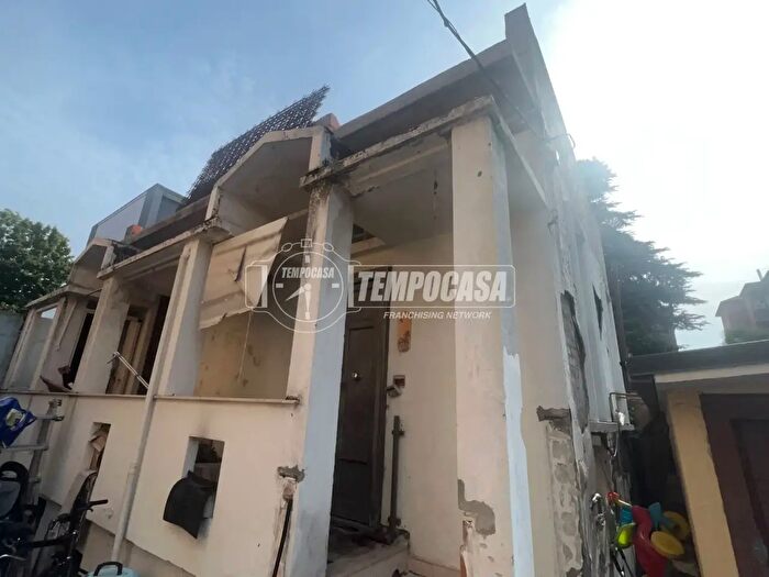 Casa bilocale in vendita in Via Cesare Battisti, Cesano Boscone