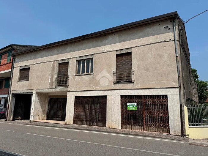 Appartamento con 6 locali in vendita in Via Croce, Oppeano