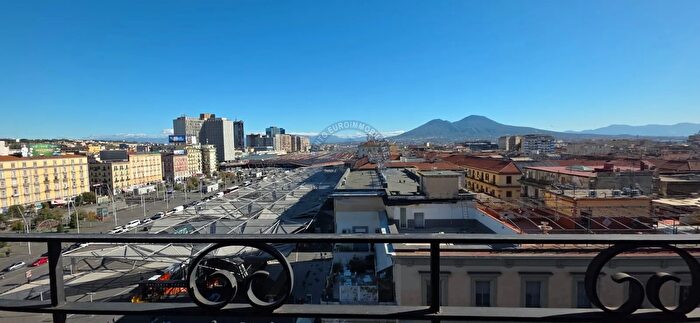 Appartamento con 5 locali in vendita in Piazza Giuseppe Garibaldi, Napoli