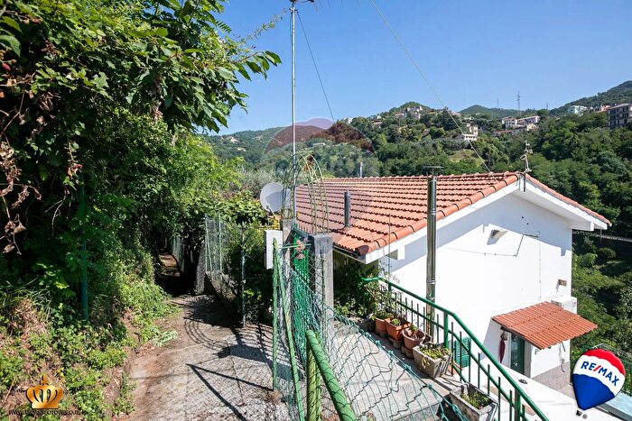 Casa con 10 locali in vendita in Via SantAlberto, Genova