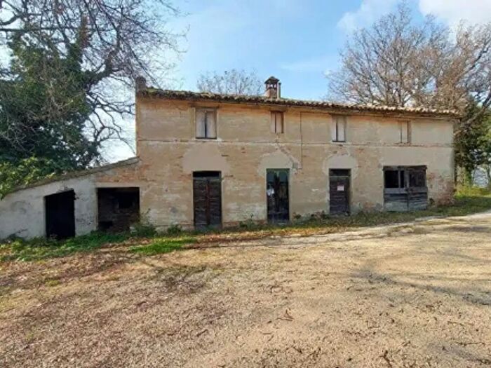 Casa con 6 locali in vendita in Mondavio