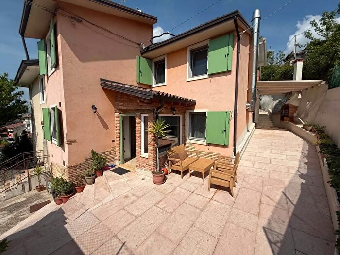 Appartamento con 7 locali in vendita in Via Lupia, Gambellara