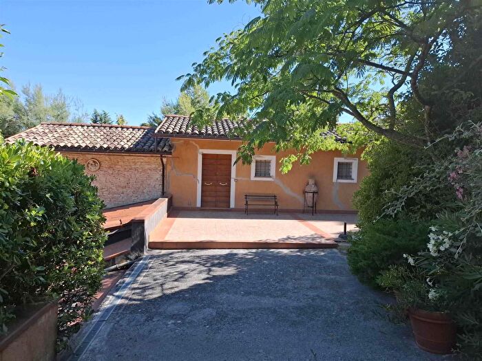 Casa con 7 locali in vendita in San Severino Marche